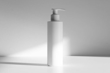 Beyaz kozmetik şampuan şişesi maketi, gölge örtüsü, doğrudan güneş ışığı.