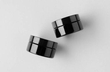 Siyah cam krem kavanoz ambalaj modeli.