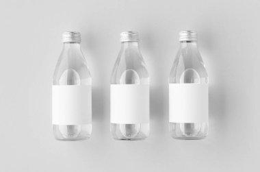 Boş etiketli küçük su şişesi, temiz cam.