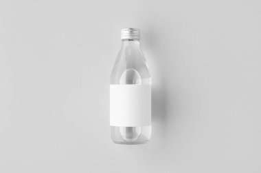 Boş etiketli küçük su şişesi, temiz cam.