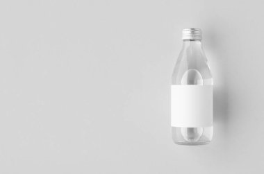 Boş etiketli küçük su şişesi, temiz cam, kopyalanmış boşluk