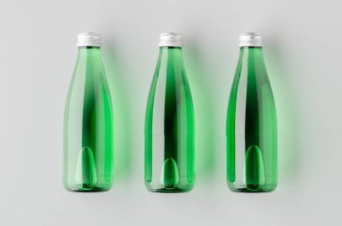 Küçük su şişesi, yeşil cam.