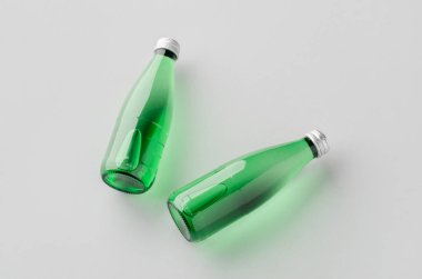 Küçük su şişesi, yeşil cam.