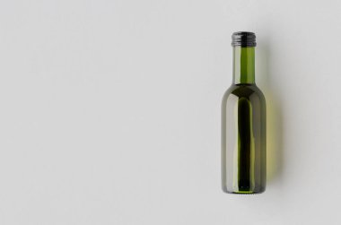 Küçük beyaz şarap şişesi maketi, bordo şeklinde, boş telif alanı.