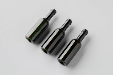 Küçük kırmızı şarap şişesi modeli. Bordeaux şekli.