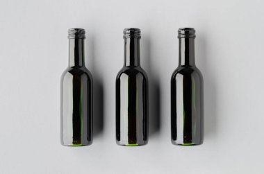 Küçük kırmızı şarap şişesi modeli. Bordeaux şekli.