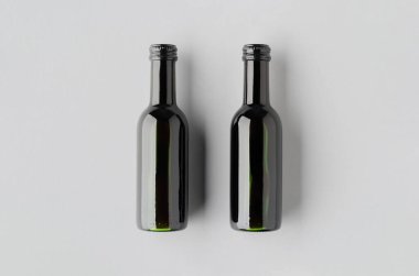 Küçük kırmızı şarap şişesi modeli. Bordeaux şekli.