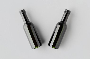 Küçük kırmızı şarap şişesi modeli. Bordeaux şekli.