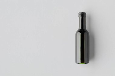 Küçük kırmızı şarap şişesi maketi, bordo şeklinde, boş telif alanı.