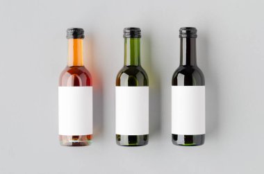 Küçük kırmızı, beyaz ve gül şarabı. Bordeaux şekli.