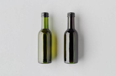 Küçük kırmızı ve beyaz şarap şişesi modeli. Bordeaux şekli.