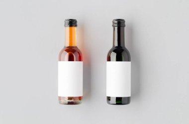 Küçük kırmızı ve gül şarap şişesi maketi. Bordeaux şekli.