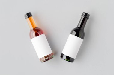 Küçük kırmızı ve gül şarap şişesi maketi. Bordeaux şekli.