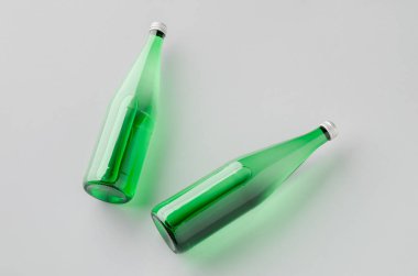 Yeşil cam su şişesi maketi.