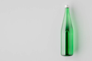 Yeşil cam su şişesi maketi.