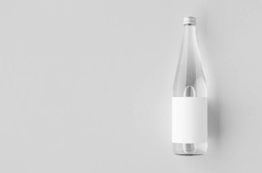 Boş etiketli su şişesi maketi, temiz cam, kopyalanmış alan