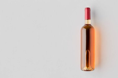 Kırmızı şarap şişesi boş kopyalanmış.