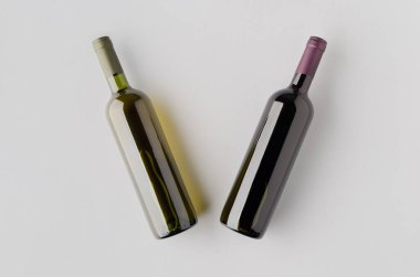 Kırmızı ve beyaz şarap şişesi.