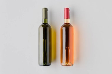 Beyaz ve gül şarabı şişesi.