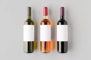 Kırmızı, beyaz ve gül şarap şişesi.