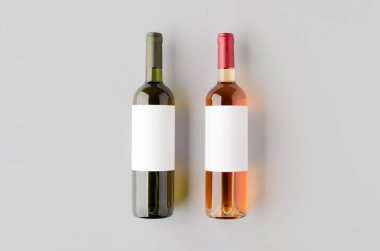 Beyaz ve gül şarabı şişesi.