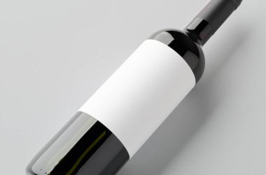 Kırmızı şarap şişesi boş etiketli, yakın plan.