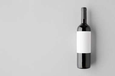 Kırmızı şarap şişesi boş etiketli ve kopyalanmış