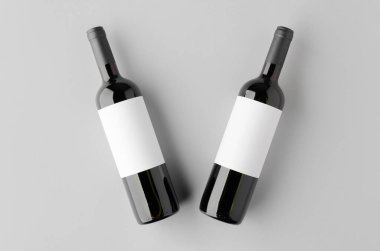 Kırmızı şarap şişesi. Etiketi boş.