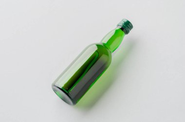 Minyatür ruhlar, içki şişesi maketi, yeşil cam..