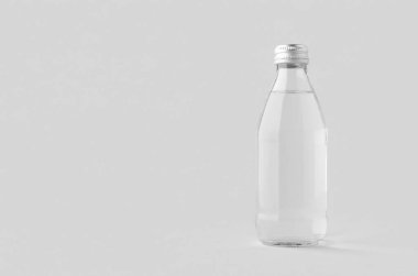 Küçük su şişesi maketi, temiz cam, kopyalama alanı.