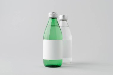 Temiz ve yeşil cam su şişesi. Tarafsız arkaplanda boş etiket var.