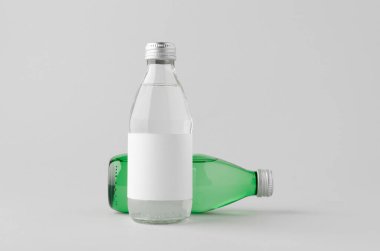 Temiz ve yeşil cam su şişesi. Tarafsız arkaplanda boş etiket var.