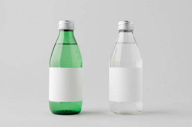 Temiz ve yeşil cam su şişesi. Tarafsız arkaplanda boş etiket var.