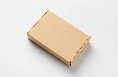 Beyaz arkaplanda Kraft karton posta kutusu modeli