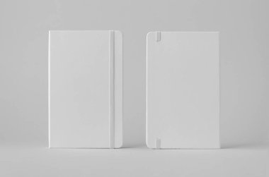 Ön ve arka kapak tarafsız arkaplan üzerine beyaz defter modeli