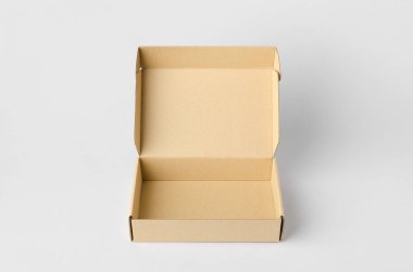 Gri arkaplanda Kraft karton posta kutusu modeli