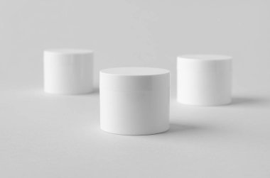 Tarafsız arkaplanda beyaz plastik kozmetik krem kutusu modeli