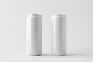 İnce soda enerji içeceği gri arka planda hazırlanabilir.