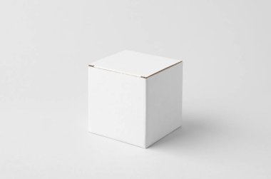 Tarafsız arkaplanda Kraft iç modelli kare beyaz karton kutu