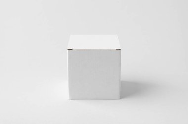 Tarafsız arkaplanda Kraft iç modelli kare beyaz karton kutu