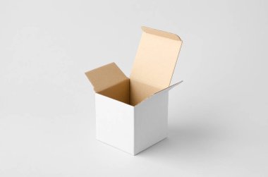 Tarafsız arkaplanda Kraft iç modelli kare beyaz karton kutu