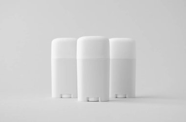 Tarafsız arkaplanda beyaz plastik deodorant ya da merhem modeli