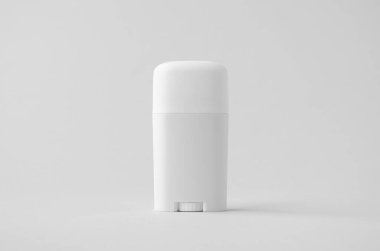 Tarafsız arkaplanda beyaz plastik deodorant ya da merhem modeli