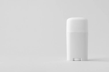 Tarafsız arkaplanda beyaz plastik deodorant ya da merhem modeli