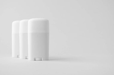 Tarafsız arkaplanda beyaz plastik deodorant ya da merhem modeli