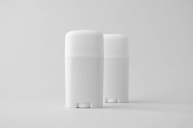 Tarafsız arkaplanda beyaz plastik deodorant ya da merhem modeli