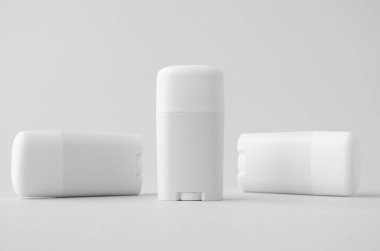 Tarafsız arkaplanda beyaz plastik deodorant ya da merhem modeli
