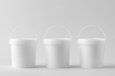 Tarafsız arkaplanda plastik boya ya da yemek kovası kabı modeli