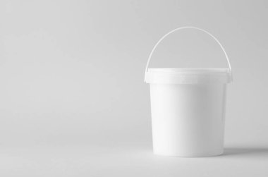 Tarafsız arkaplanda plastik boya ya da yemek kovası kabı modeli