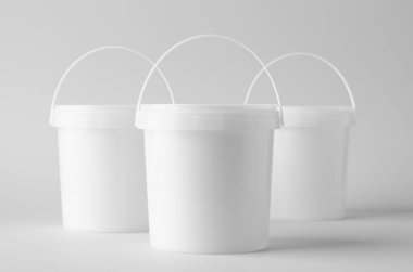 Tarafsız arkaplanda plastik boya ya da yemek kovası kabı modeli